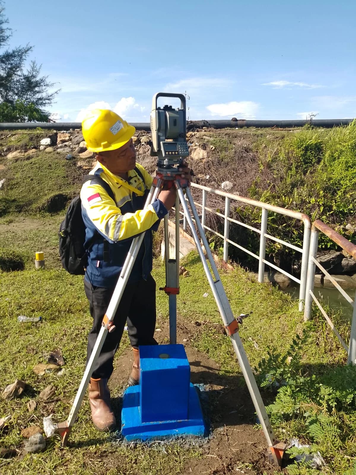 Pengukuran topografi menggunakan alat survei